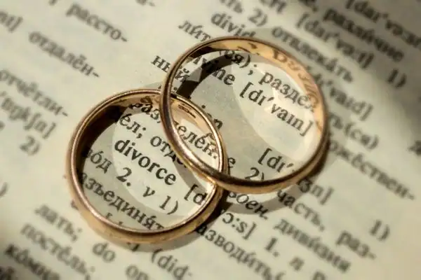 Image of rings removed before divorce mediation Hook